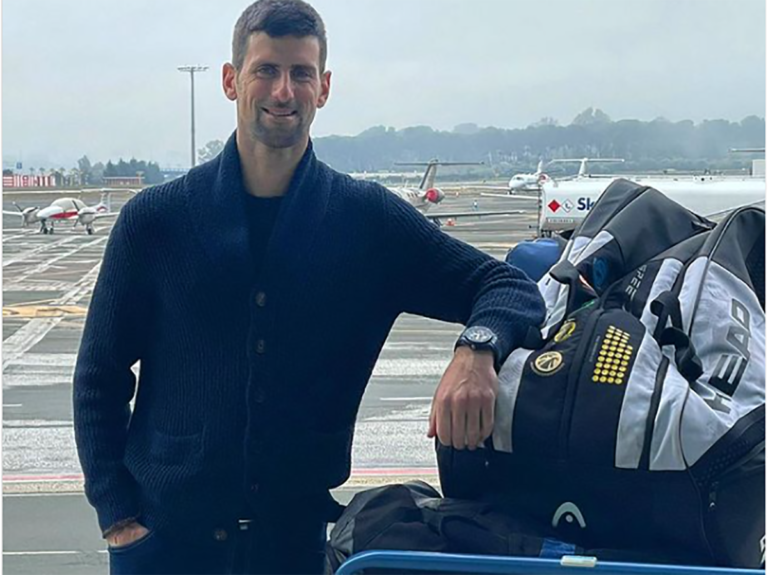 Djokovic guanya el primer embat a Austràlia i deixa d’estar retingut