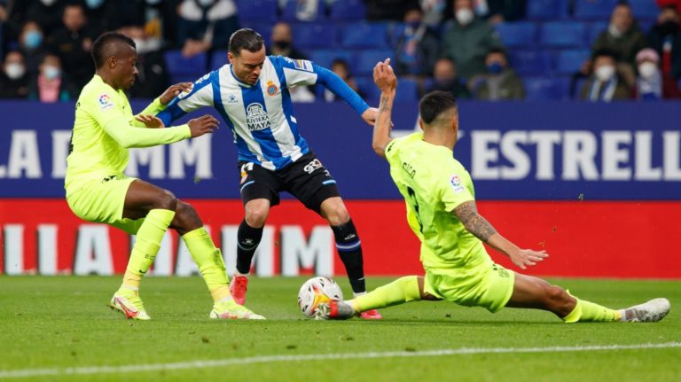 L’Espanyol no pot revertir un mal inici i l’Elx (1-2) s’endú els tres punts