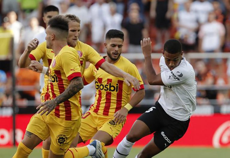 Una acció aïllada propicia el penal de la derrota (1-0) del Girona a Mestalla