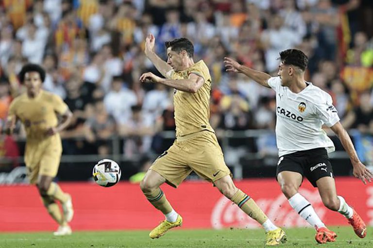 Un gol de Lewandowski en el temps afegit dona els punts però no pot dissimular el mal moment del Barça